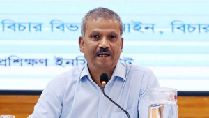 শেখ হাসিনাকে দেশে ফিরে আদালতের মুখোমুখি হওয়ার আহ্বান আসিফ নজরুলের