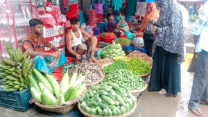 টানা বৃষ্টিতে সবজির বাজারে আগুন, কাঁচা মরিচ ২৪০ টাকা কেজি