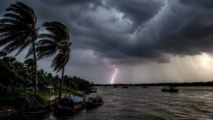 মৌসুমি নিম্নচাপে উত্তাল সাগর, ৩ নম্বর সতর্কসংকেত