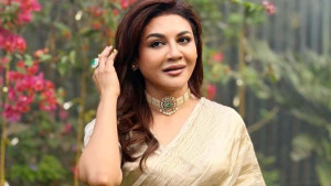 মাঠে কাজ করে যৌবন টিকিয়ে রাখছেন জয়া আহসান