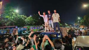 শিক্ষামন্ত্রীর পদত্যাগ দাবিতে সংসদ ভবনের সামনে পরীক্ষার্থীদের বিক্ষোভ