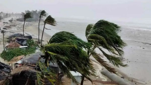 ১২ অঞ্চলে ঝড়ের আভাস, নদীবন্দরে সতর্ক সংকেত