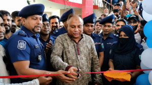 দেশে প্রথম থানায় চালু হলো প্রবাসী হেল্প ডেস্ক