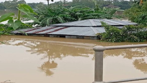 কুতুবদিয়া-পেকুয়ায় পানিবন্দি হাজারো মানুষের, পর্যাপ্ত শুকনো খাবারের অভাব