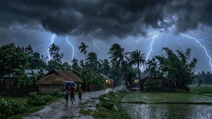 রাতেই ১৮ জেলায় ঝড়ের আশঙ্কা