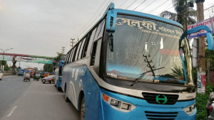 চলন্ত বাস থেকে জাবি শিক্ষার্থীকে ধাক্কা, আটক ৬ বাস
