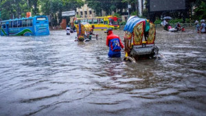পানির নিচে রাজধানীর সড়ক, অপ্রয়োজনীয় ভ্রমণ পরিহারের নির্দেশ পুলিশের