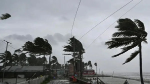 ঘণ্টায় ৬০ কিমি বেগে ঝোড়ো হাওয়ার আভাস, ৮ নদীবন্দরে সতর্কতা