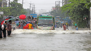 সারা দেশে ৪৮ ঘণ্টার ভারী বৃষ্টির সতর্কতা, জলাবদ্ধতা ও ভূমিধসের শঙ্কা