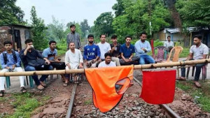 রাবি শিক্ষার্থীকে মারধরের অভিযোগে রেললাইন অবরোধ, রাজশাহীর সঙ্গে সারা দেশের ট্রেন চলাচল বন্ধ