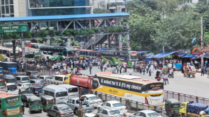 শিক্ষামন্ত্রীর পদত্যাগ দাবিতে রাজধানীর বিভিন্ন স্থানে এইচএসসি পরীক্ষার্থীদের বিক্ষোভ