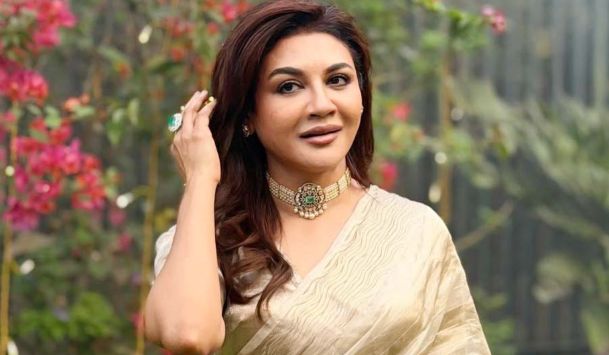 মাঠে কাজ করে যৌবন টিকিয়ে রাখছেন জয়া আহসান