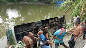 নিয়ন্ত্রণ হারিয়ে পুকুরে যাত্রীবাহী বাস, আহত ৬