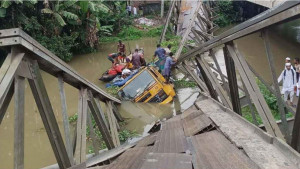 পিরোজপুরে বেইলি ব্রিজ ধস, বন্ধ ঢাকা-পাথরঘাটা সড়ক