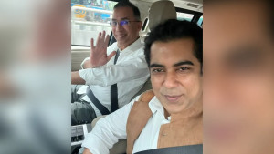 পার্থকে নিয়ে সংসদের পথে গাড়িতে প্রধানমন্ত্রী