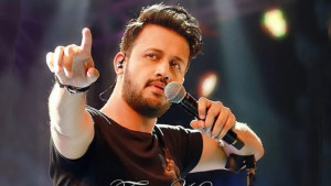 স্থগিতাদেশ কাটিয়ে ঢাকায় মঞ্চ মাতাতে আসছেন আতিফ আসলাম