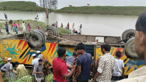 ব্রাহ্মণবাড়িয়ায় বাস খাদে পড়ে নিহত ৩ আহত হয়েছেন অন্তত আটজন