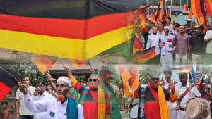 জমি বিক্রি করে জার্মানির ৭.৫ কিলোমিটার পতাকা, মাগুরায় আলোচনায় কৃষক আমজাদ