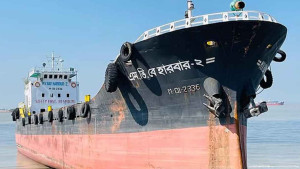 চট্টগ্রাম বন্দর চ্যানেলে দুই জাহাজের সংঘর্ষ, ডুবে গেল পাথরবোঝাই লাইটার জাহাজ