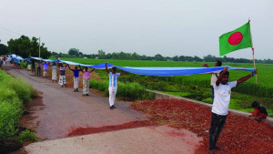 ২ হাজার ২২ ফুট দীর্ঘ আর্জেন্টিনার পতাকা তৈরি করে আলোচনায় পাবনার একদল সমর্থক