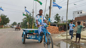 স্ত্রীর নামে ঋণ তুলে আর্জেন্টিনা সাজে ভ্যানচালক ‘মেসি সুমন’-গড়েছেন‘আর্জেন্টিনা গ্রাম’