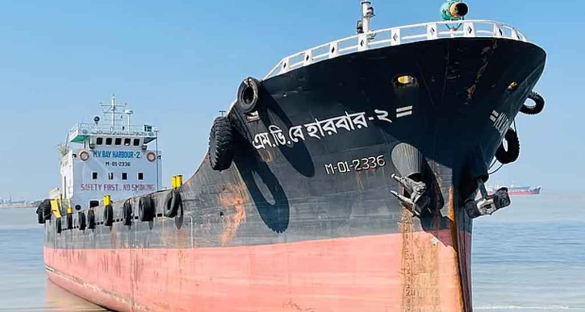 চট্টগ্রাম বন্দর চ্যানেলে দুই জাহাজের সংঘর্ষ, ডুবে গেল পাথরবোঝাই লাইটার জাহাজ