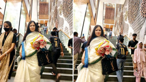 আড়ংয়ে ফ্রি ব্যাগ না পেয়ে কাঁখে কাপড় নিয়ে শোরুম ত্যাগ রুমিন ফারহানার