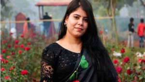 ছিনতাইকারীর টানে রিকশা থেকে পড়ে গৃহবধূ নিহত