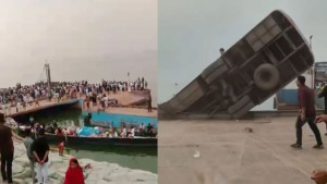 দৌলতদিয়ায় ফেরিতে ওঠার সময় নদীতে যাত্রীবাহী বাস