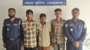দুর্গাপুরে ভারতীয় মদসহ আটক ৪