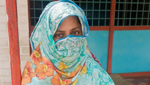 প্রেমিকের বাড়িতে বিয়ের দাবিতে দুই বাচ্চার মা, পলাতক প্রেমিক