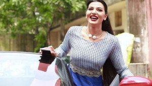 ওমরাহ পালনে মক্কায় নায়িকা বর্ষা