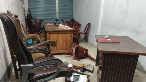 চাঁদা না দেওয়ায় যুবদল অফিসে যুবলীগের হামলা