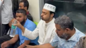 সহযাত্রীর পানি দিয়ে মেট্রোতে ইফতার সারলেন নাসিরুদ্দীন পাটওয়ারী