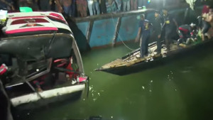 বাস থেকে বের করা হচ্ছে একের পর এক মরদেহ