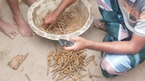 নওগাঁয় মাঠ থেকে ৩২৫ রাউন্ড গুলি উদ্ধার