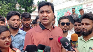 ঝিনাইদহে পাটওয়ারীর সঙ্গে অস্ত্রধারী থাকার অভিযোগ নাছিরের