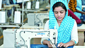 ধাপে ধাপে রাজধানী ছাড়ছেন পোশাক শ্রমিকরা, আজ ছুটি ১০৮ কারখানার